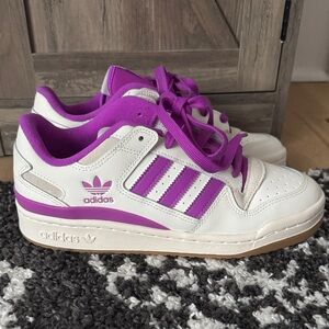 adidas originals women’s forum White & Bright Purple Low-Top Sneakers NWT 8.5